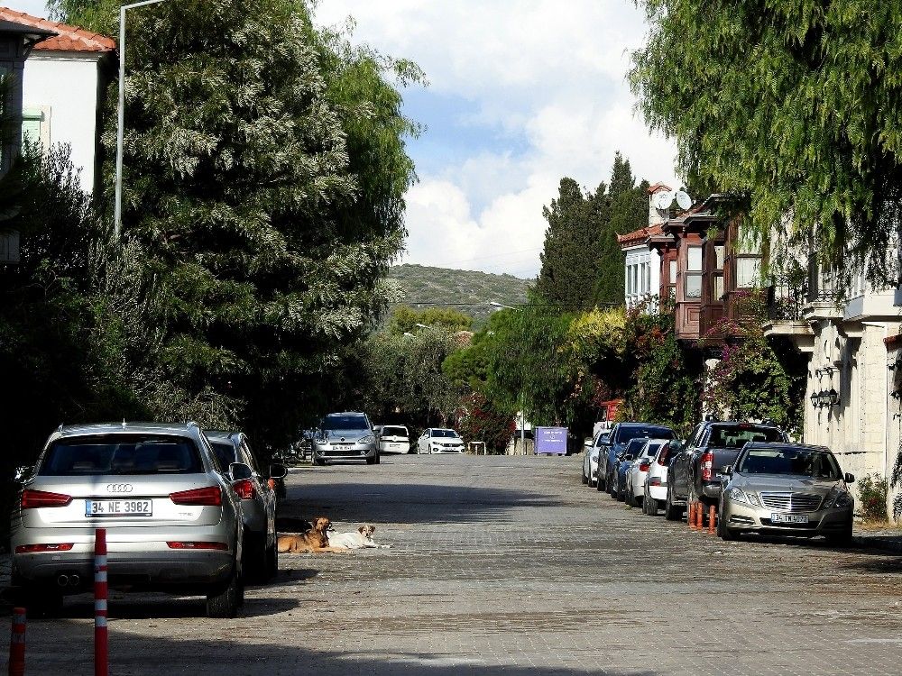 Çeşme'de yazlık evler dolu, sokaklar boş