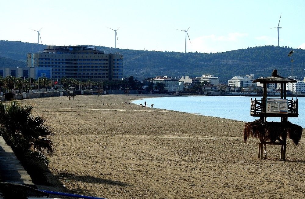 Çeşme'de yazlık evler dolu, sokaklar boş