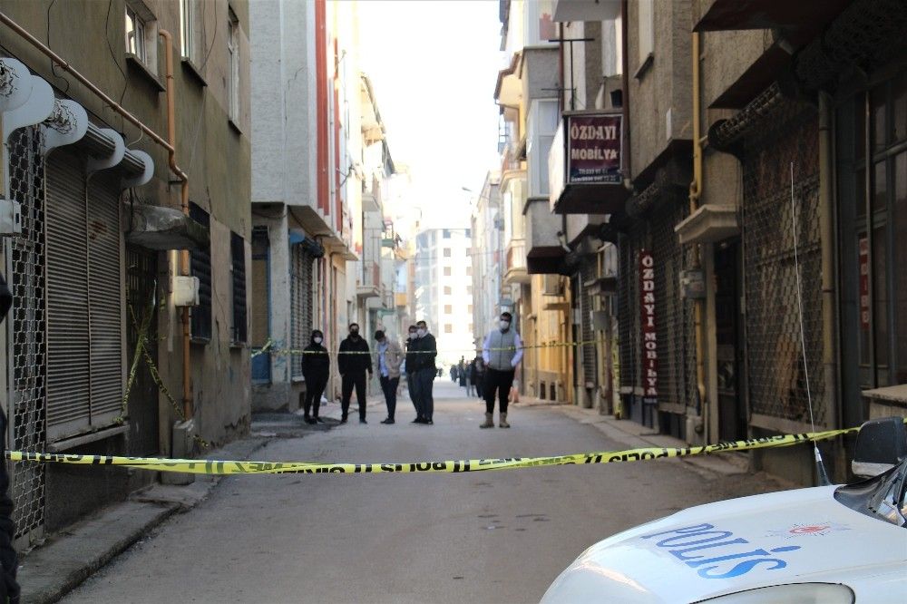 Depremde hasar alan bir bina tahliye edildi