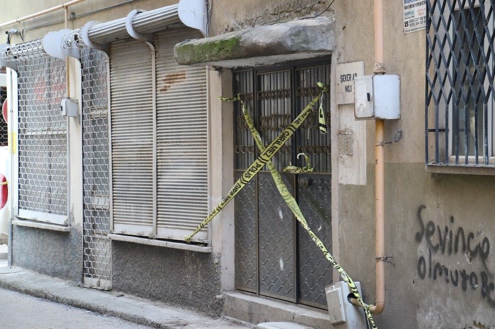 Depremde hasar alan bir bina tahliye edildi