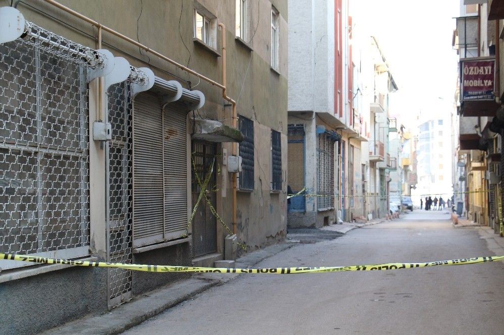 Depremde hasar alan bir bina tahliye edildi