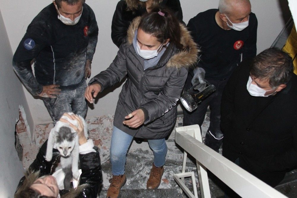 Depremden bu yana kayıp kedisine 42 gün sonra kavuştu
