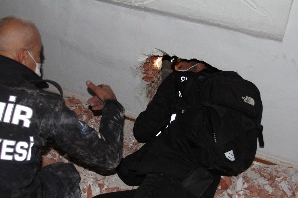 Depremden bu yana kayıp kedisine 42 gün sonra kavuştu