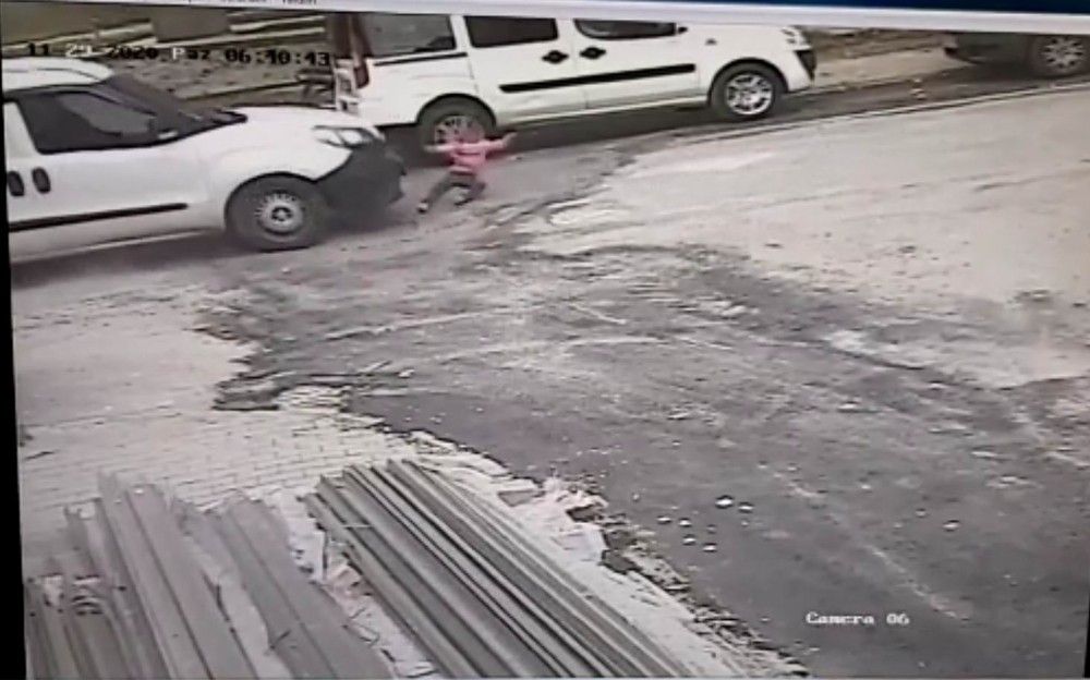 Ehliyetsiz sürücü 3 yaşındaki çocuğa çarpıp kaçtı
