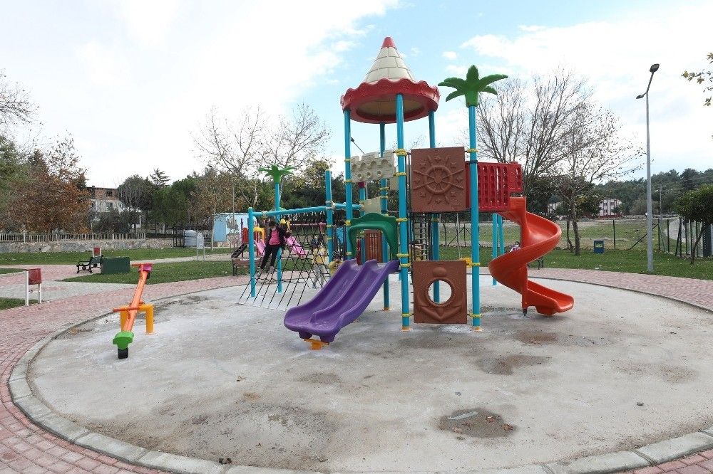 Gaziemir'in parklarındaki oyun grupları yenileniyor