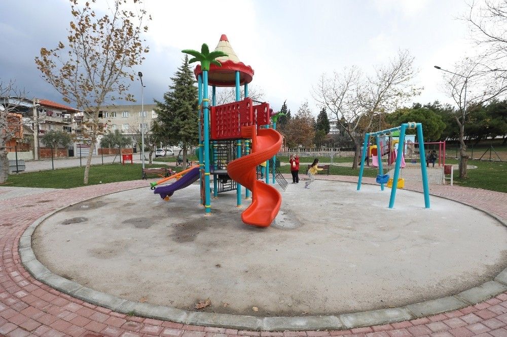 Gaziemir'in parklarındaki oyun grupları yenileniyor
