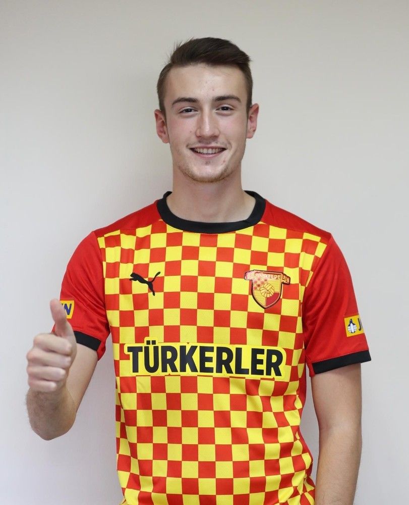 Göztepe'de bir genç daha profesyonel oldu
