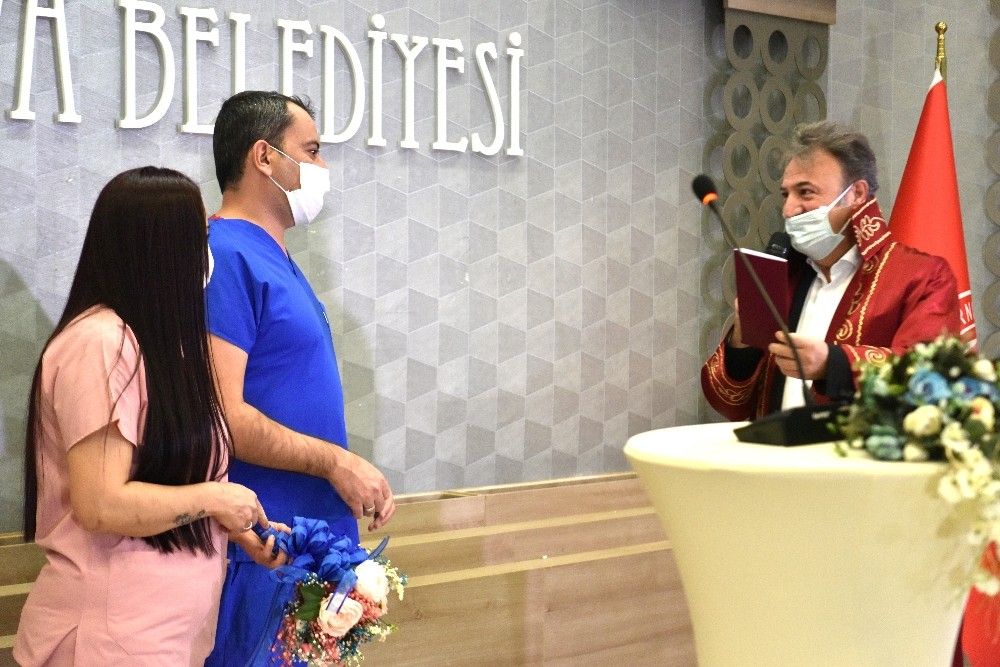 Hemşire önlüğü gelinlik, ambulans gelin arabası