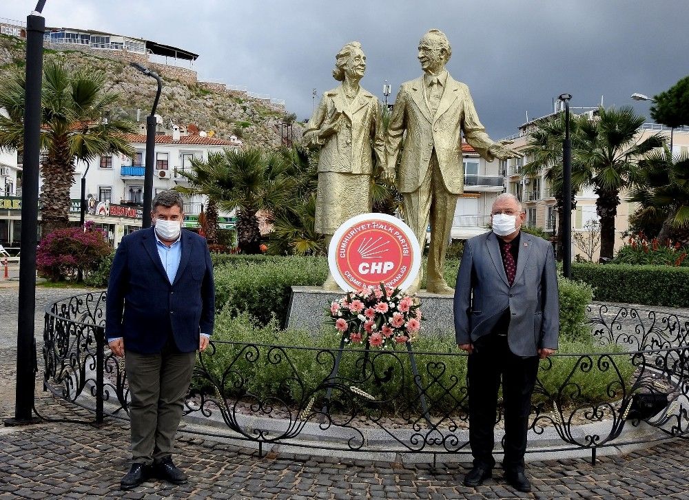 İsmet İnönü, Çeşme'de heykeli başında anıldı