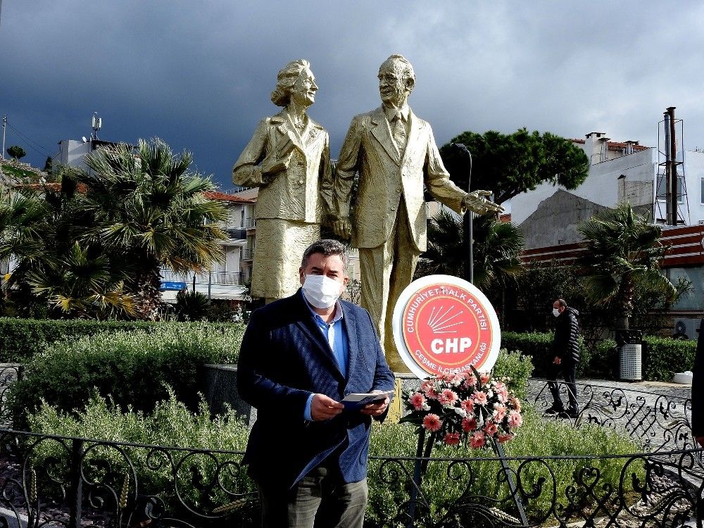 İsmet İnönü, Çeşme'de heykeli başında anıldı