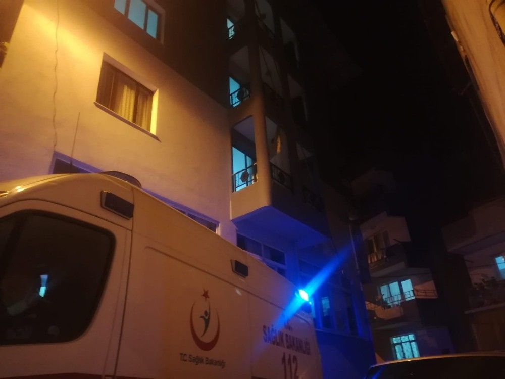 İzmir'de balkondan atladığı ileri sürülen genç öldü