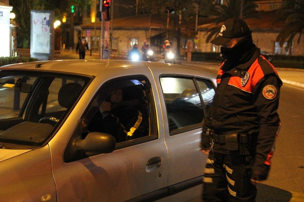 İzmir'de hafta sonu kısıtlaması başladı
