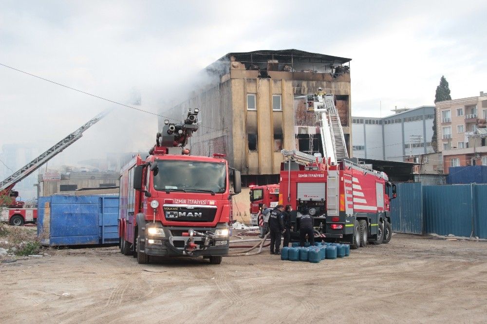 İzmir'de iki ayrı fabrikada yangın paniği