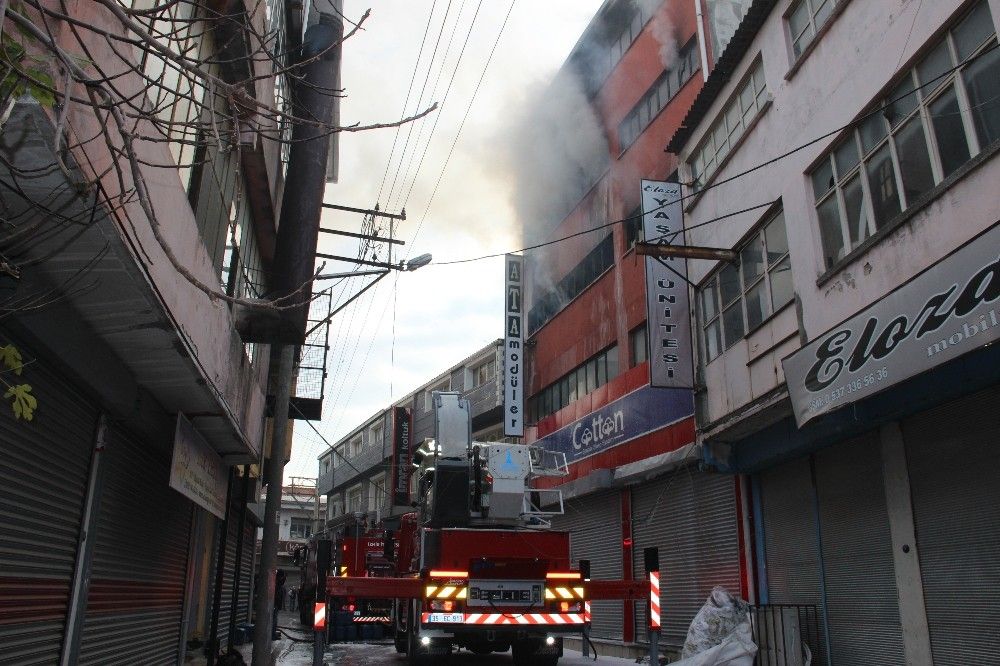 İzmir'de iki ayrı fabrikada yangın paniği