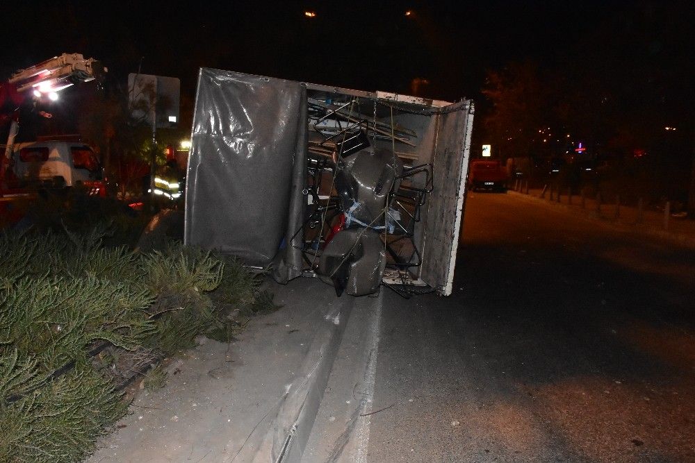 İzmir'de kontrolden çıkan kamyon yan yattı: 1 ağır yaralı