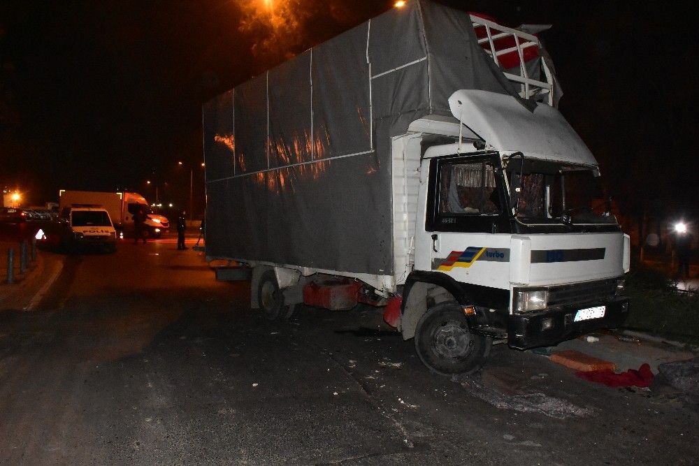 İzmir'de kontrolden çıkan kamyon yan yattı: 1 ağır yaralı