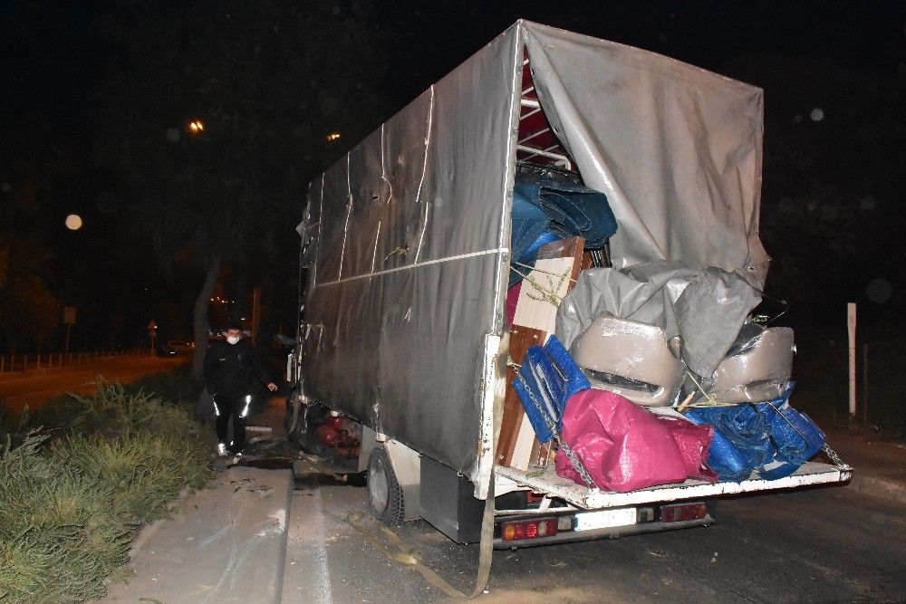 İzmir'de kontrolden çıkan kamyon yan yattı: 1 ağır yaralı