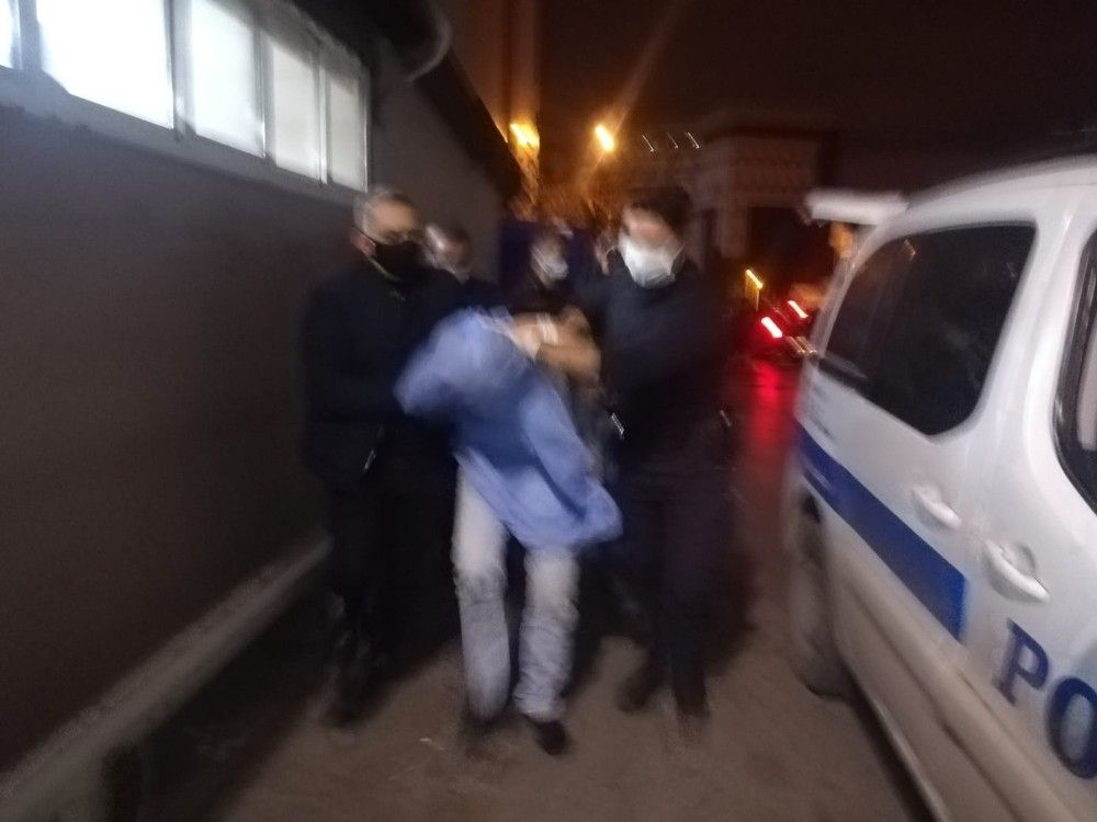 İzmir'de polis memuruna döner bıçaklı saldırı