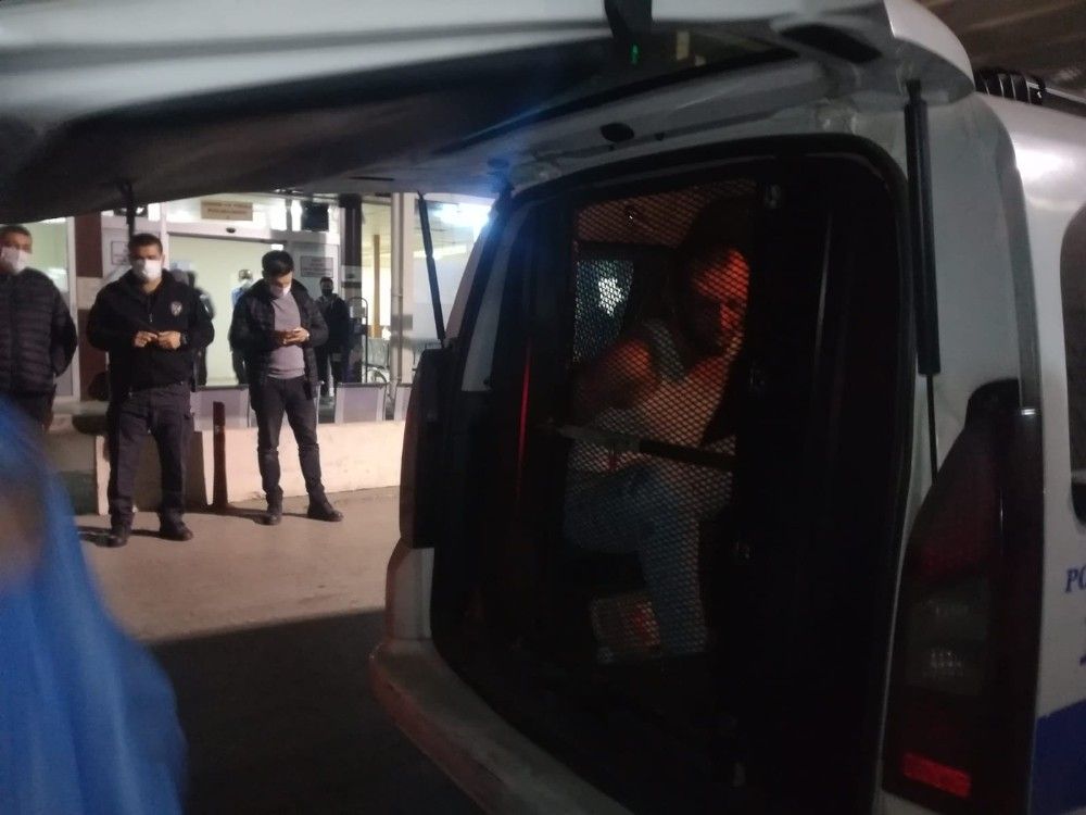 İzmir'de polis memuruna döner bıçaklı saldırı