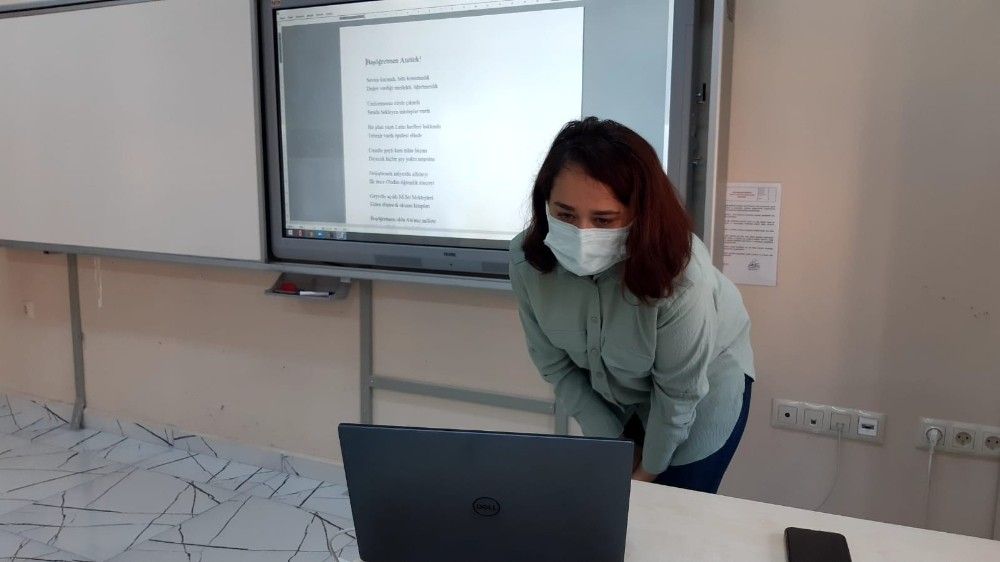 Koronayı yenen öğretmen soluğu sınıfında aldı