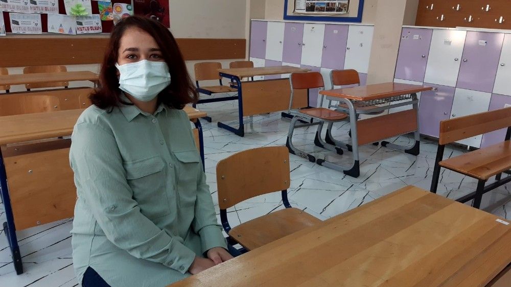 Koronayı yenen öğretmen soluğu sınıfında aldı