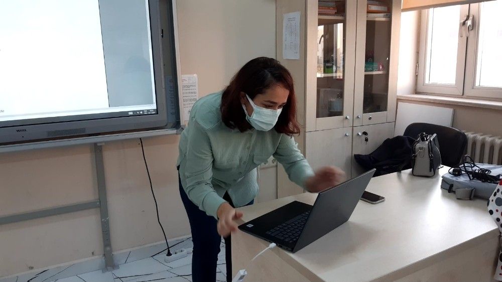 Koronayı yenen öğretmen soluğu sınıfında aldı