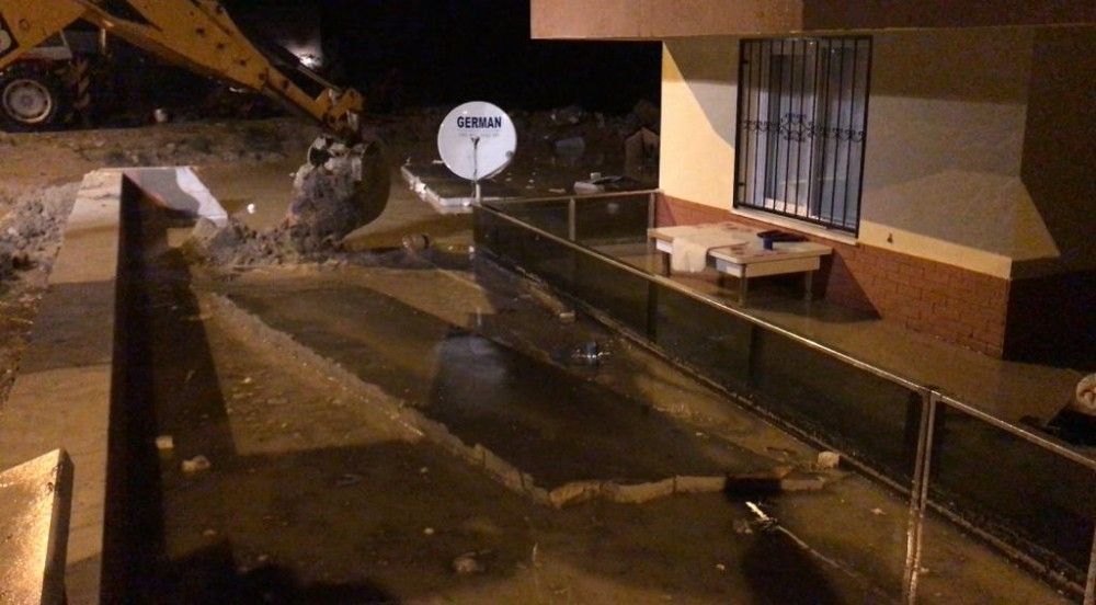 Kuşadası'nda evleri su bastı