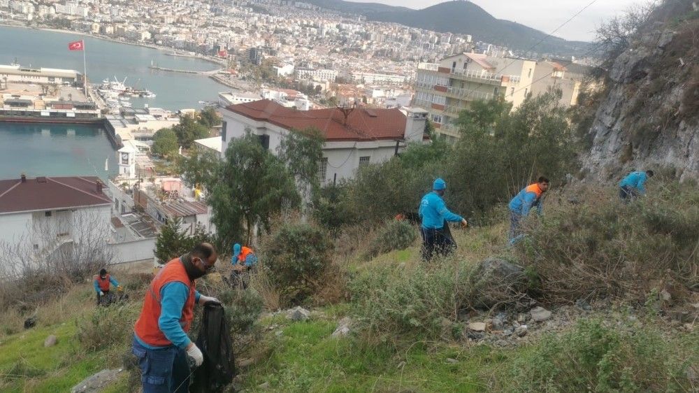 Kuşadası'nda kısıtlamada temizlik seferberliği