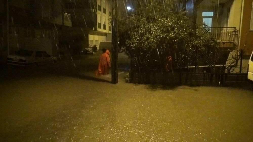 Manavgat'ta şiddetli yağış su baskınlarına sebep oldu