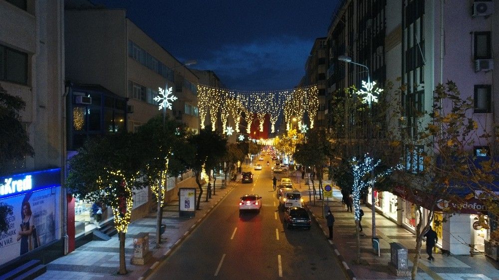 Manisa gece ışıklandırmalarıyla göz kamaştırıyor