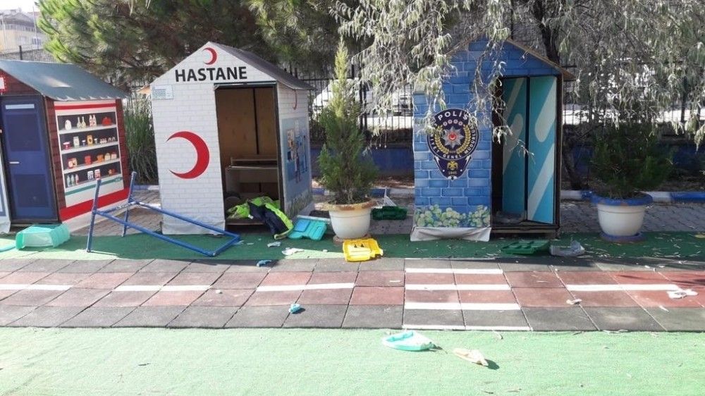 Manisa'da bir grup genç okula saldırdı