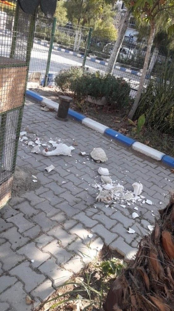 Manisa'da bir grup genç okula saldırdı