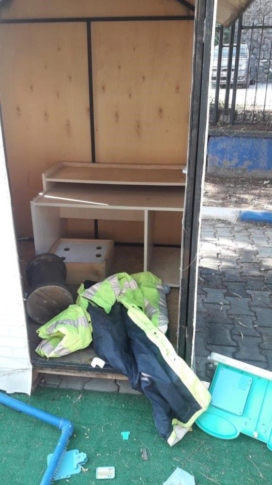 Manisa'da bir grup genç okula saldırdı
