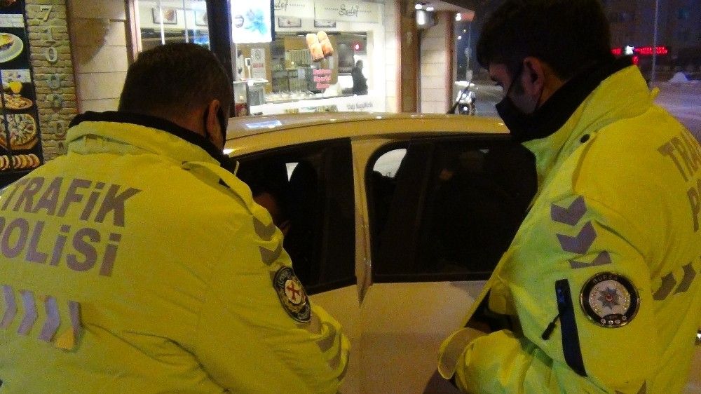 Polis durdurduğu otomobilin içini görünce şok oldu