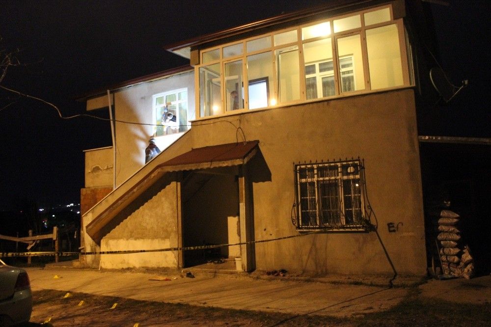 Pompalı tüfeklerle evi kurşunladılar