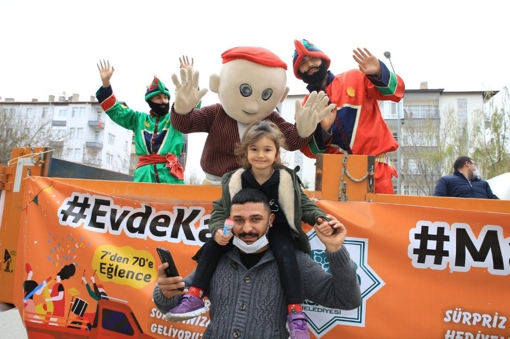 Sokağa çıkamayanlara kamyonet kasasında moral konseri