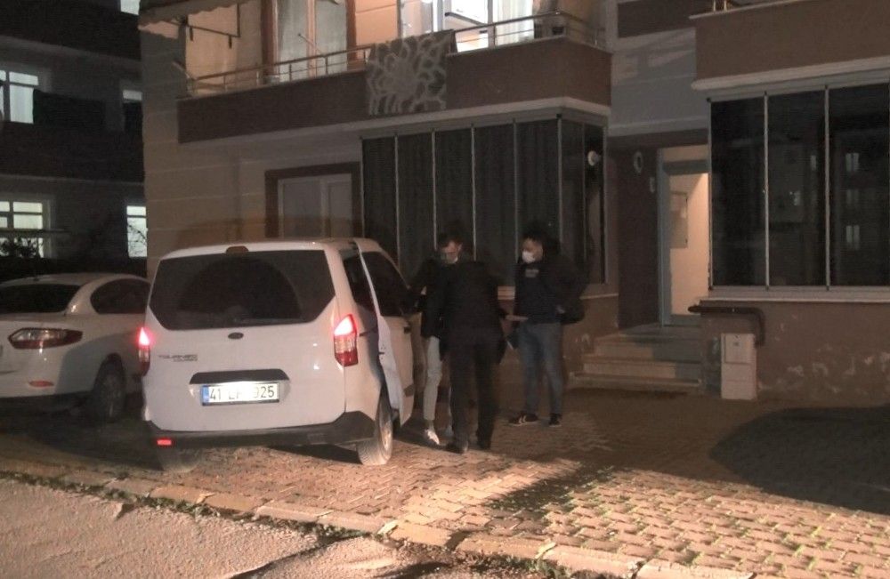 Tabancasını temizlemek isterken annesini vurdu