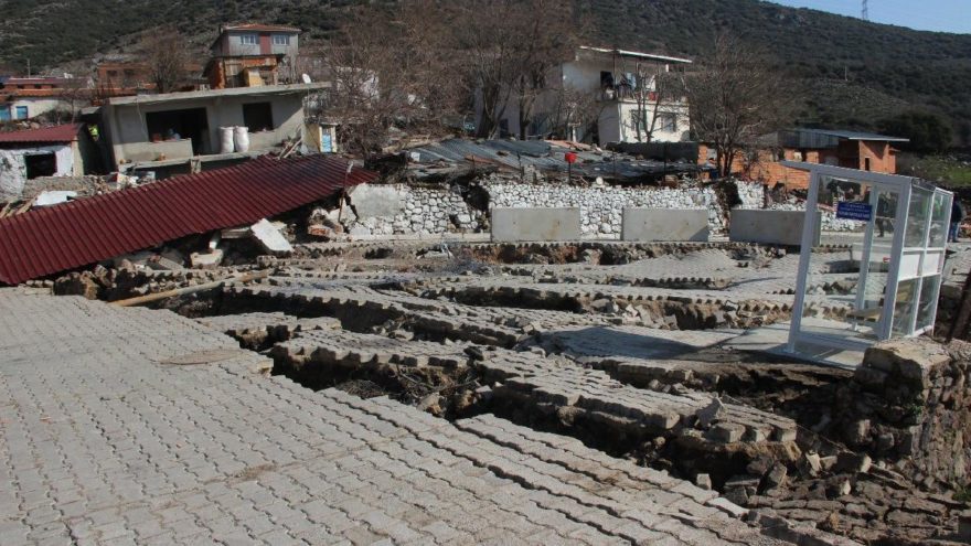 İzmir'de bir mahalle diken üstünde