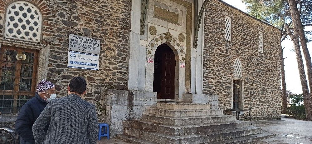 700 yıllık camide, yağmura karşı "kovalı çözüm"