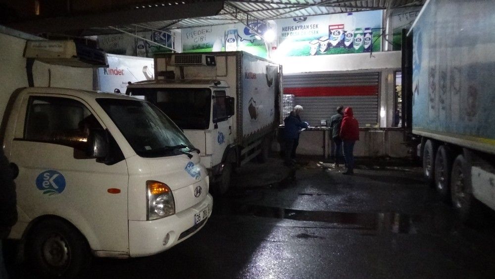 9 kamyonetin aküsünü çalıp ortadan kayboldular