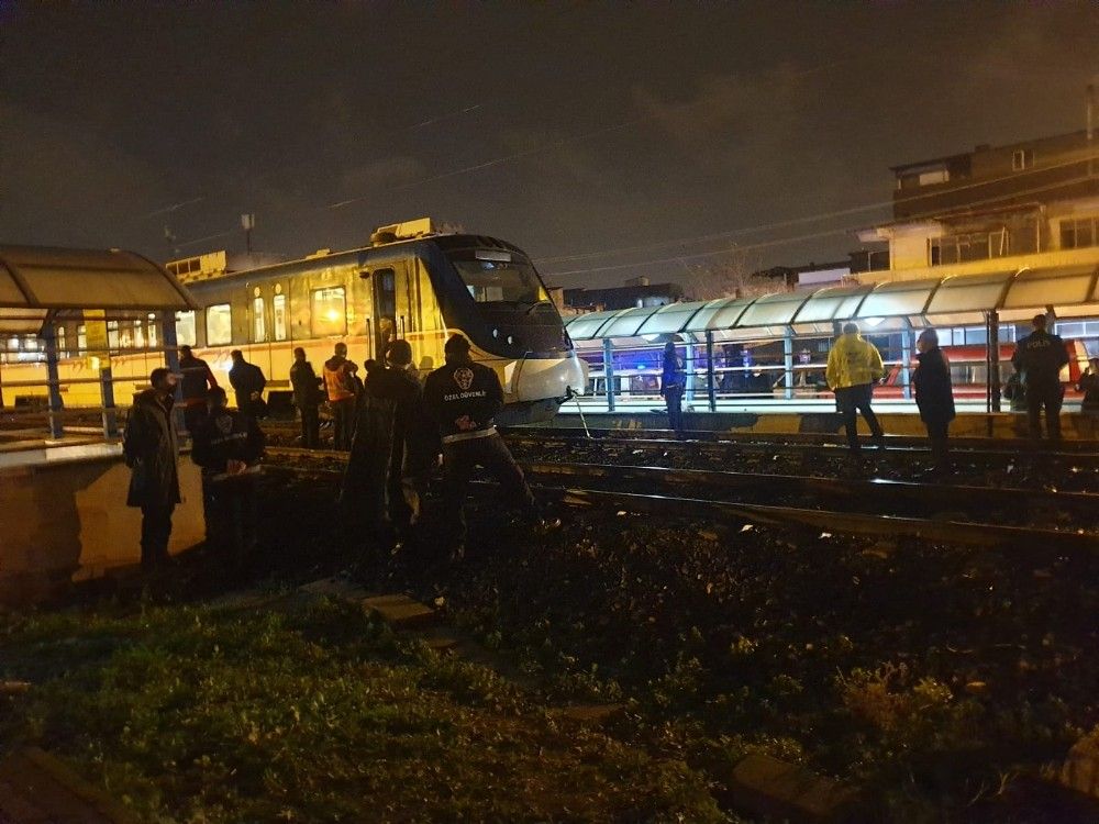 Altgeçit suyla doldu, raylardan geçmek isterken trenin altında kaldı