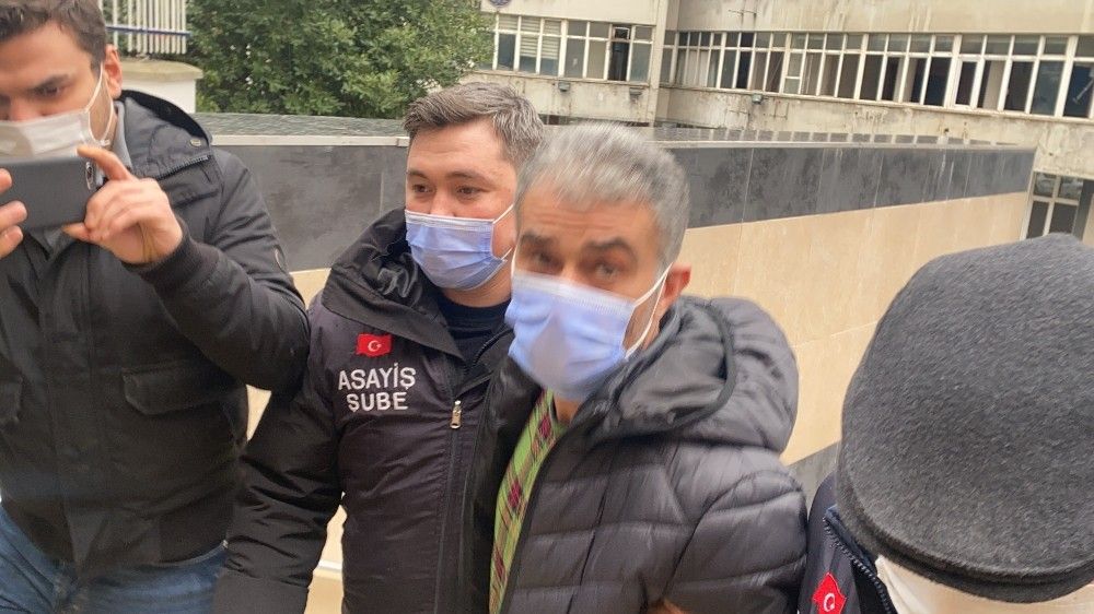 Annesini ve ağabeyini koli bandıyla boğdu