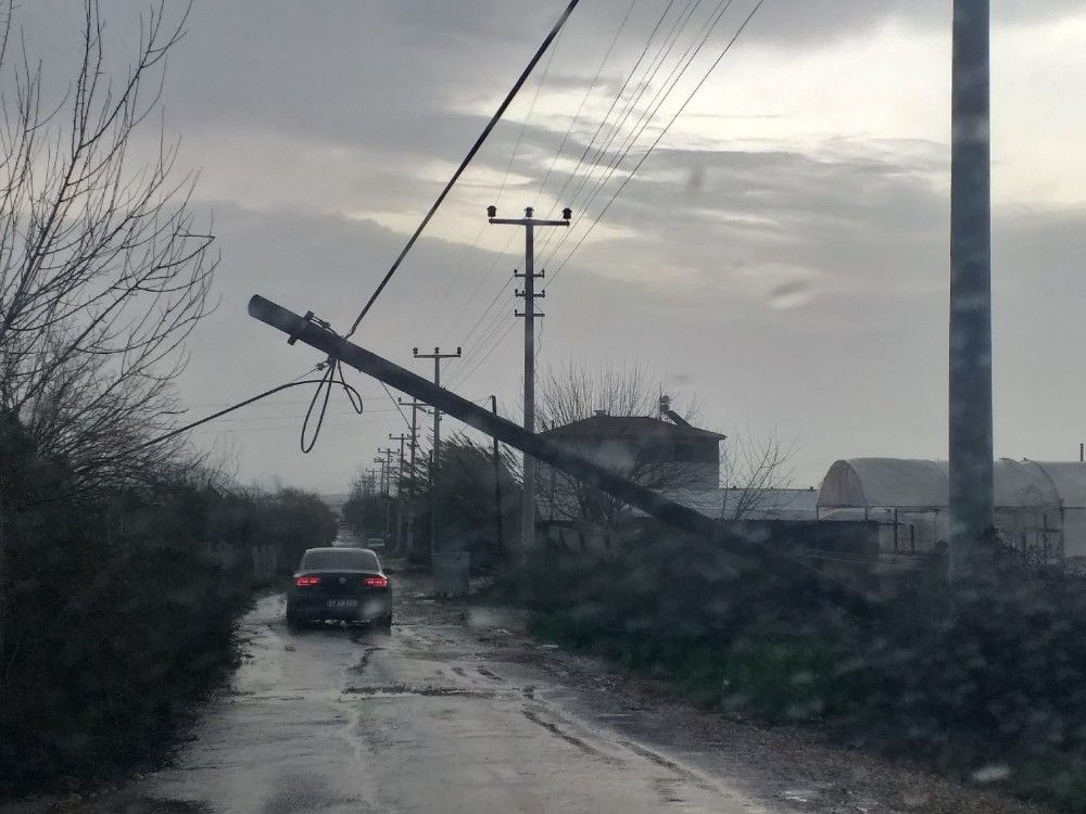 Antalya'da taşan dere ekili alanları su altında bıraktı