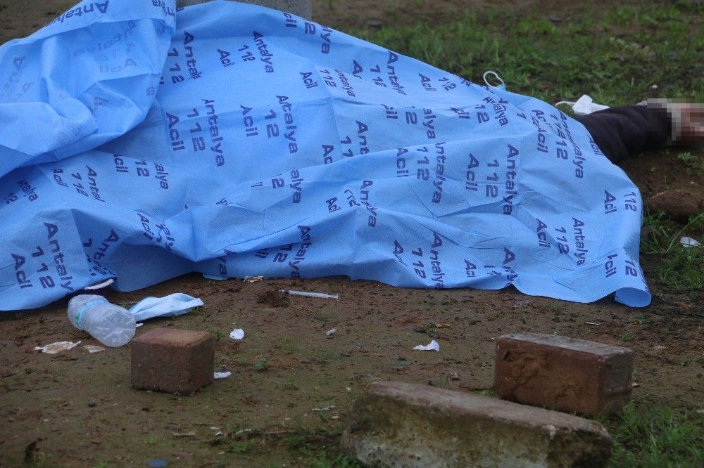 Aydınlatma direğine dayalı vaziyette ölü bulundu