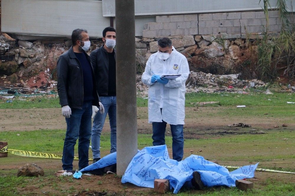 Aydınlatma direğine dayalı vaziyette ölü bulundu
