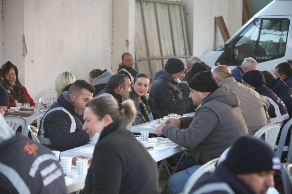 Başkan Sengel'e personelinden "promosyon" teşekkürü