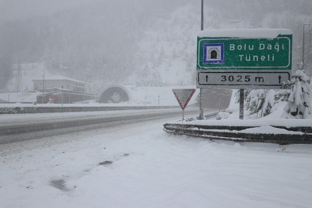 Bolu Dağı'nda şiddetli kar yağışı etkili oluyor