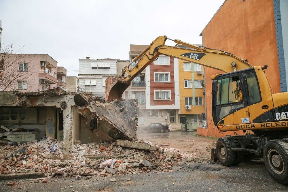 Buca'nın metruk binalarında yıkımlar başladı