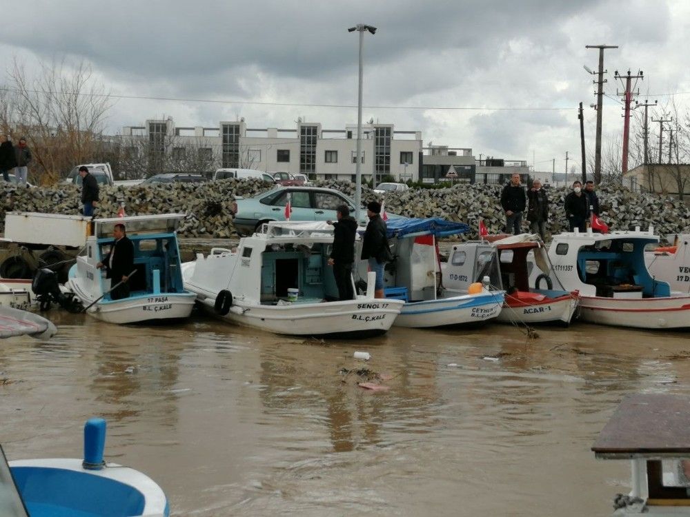 Çanakkale'de Kepez deresi taştı, iki tekne battı