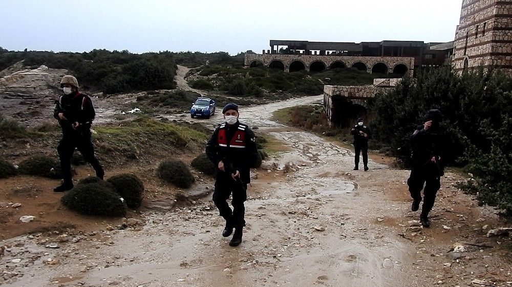 Çeşme'de harabe binalarda mülteci arandı